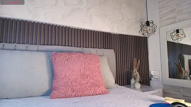 SHANONCLARK online show from April 27, 7:00 pm