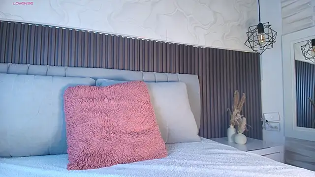 SHANONCLARK online show from April 25, 6:16 pm