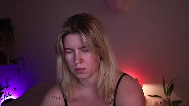 moonamii online show from November 8, 8:25 pm