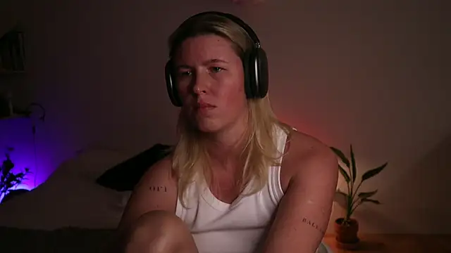 moonamii online show from September 29, 7:41 pm