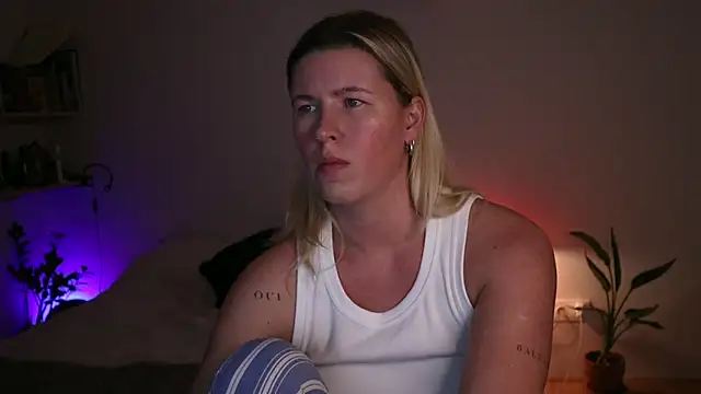 moonamii online show from September 30, 8:03 pm