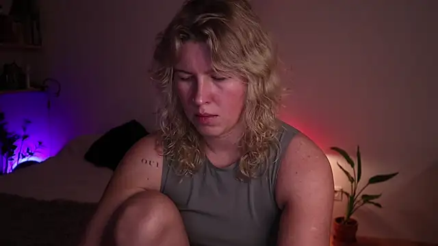 moonamii online show from October 16, 4:42 pm