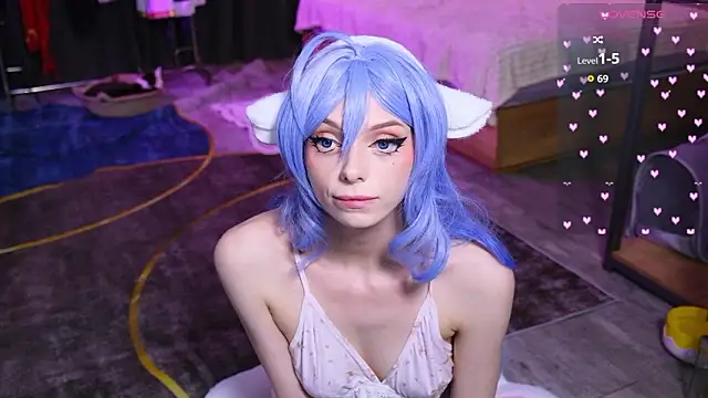 HolliWould  online show from February 11, 11:44 am