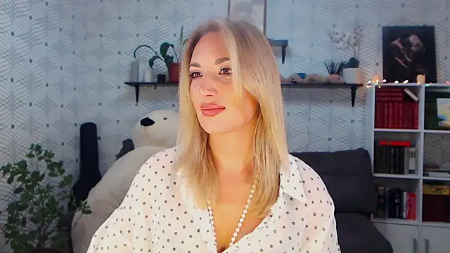 MillaXQueen online show from July 11, 3:23 pm