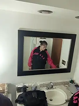 Geeznuts19 online show from January 19, 1:13 am