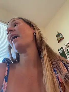 Snapshot of SkyelarSommer chatting on September 20, 2:59 pm SkyelarSommer online show from September 20, 2:59 pm