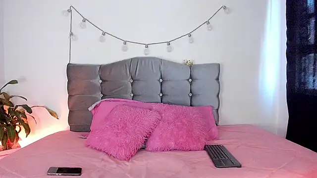 MarieLatex online show from April 22, 6:27 pm