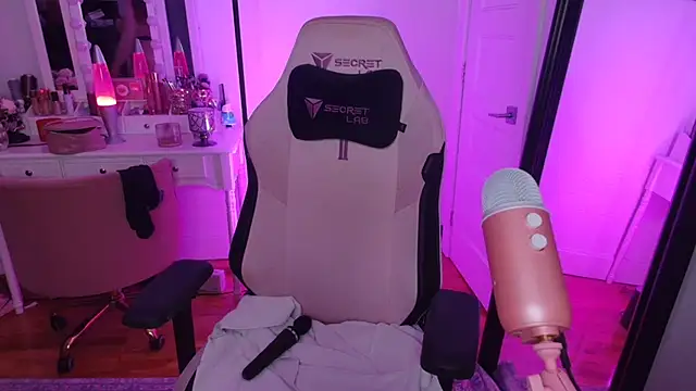 rachelbrooksxx online show from April 18, 5:37 pm