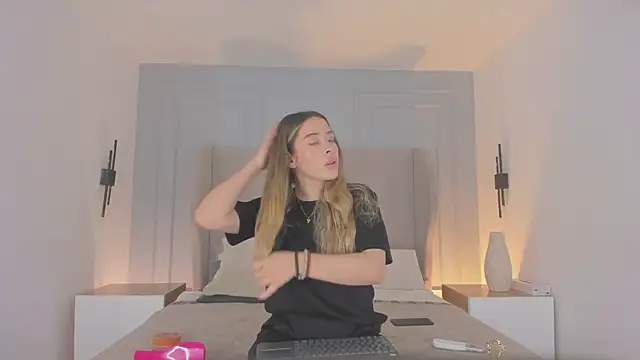 chloe d online show from April 21, 11:39 am