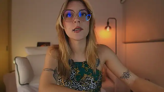 Snapshot of Dakotaa_ chatting on October 13, 5:21 am Dakotaa online show from October 13, 5:21 am