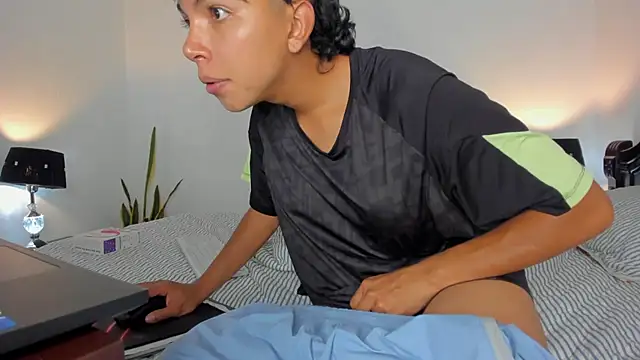 xhenisa  online show from February 18, 12:10 am