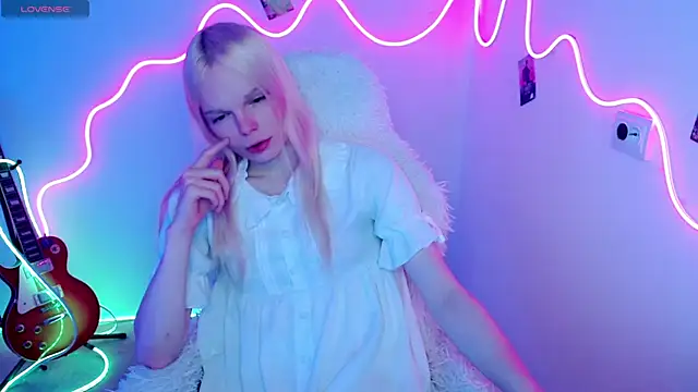 Snapshot of Emily_Nyaffee chatting on October 17, 11:08 pm Emily Nyaffee online show from October 17, 11:08 pm