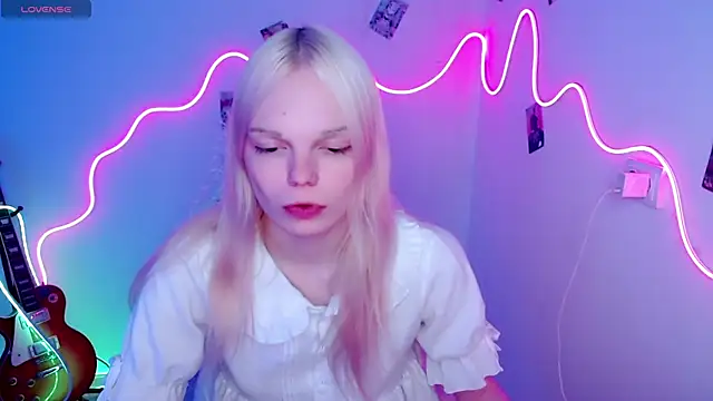 Snapshot of Emily_Nyaffee chatting on October 16, 10:56 pm Emily Nyaffee online show from October 16, 10:56 pm