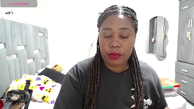 thickebonymilfF online show from April 19, 4:01 am