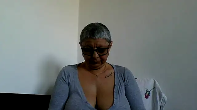 roseblak42 online show from April 25, 4:04 pm