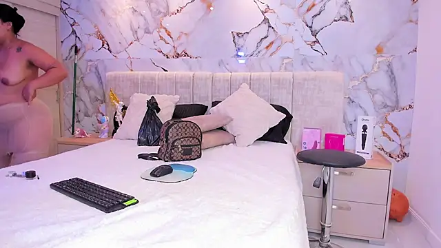 kiana cream online show from November 21, 11:45 am