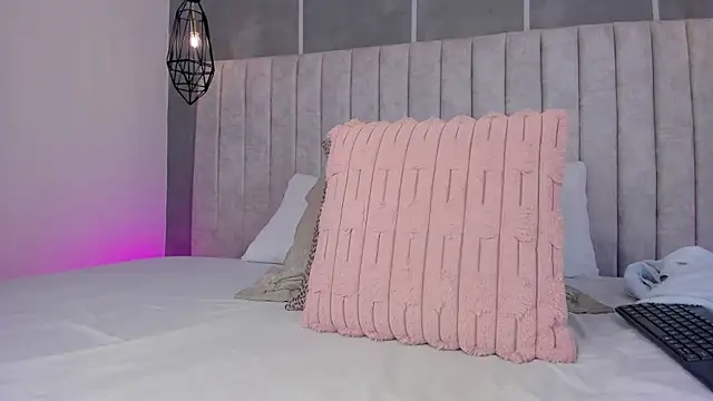 lea gray online show from April 22, 8:17 pm