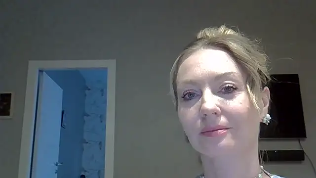 ZarinaSwift online show from April 26, 8:01 am