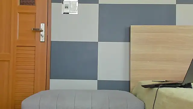 Kiera Thomas online show from April 21, 5:25 am