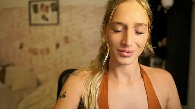 Snapshot of Nicolette__Shea_ chatting on October 9, 8:29 am Nicolette Shea online show from October 9, 8:29 am