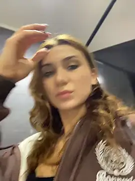 QuitieLia online show from April 21, 1:40 pm