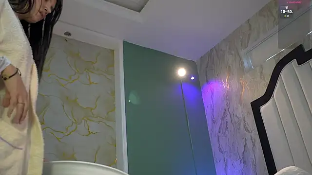 mia colin1  online show from April 17, 9:50 pm