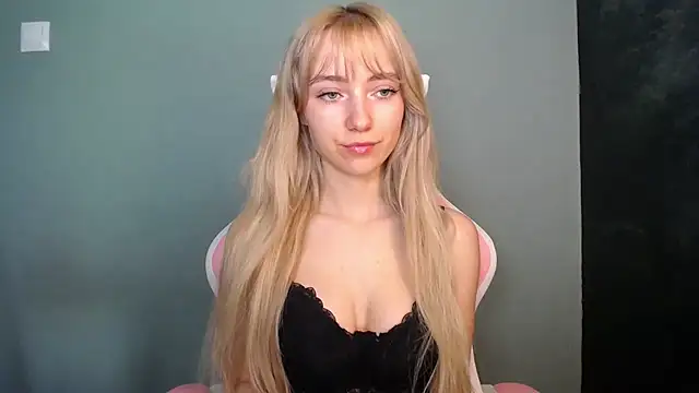 LuciaYoung online show from April 22, 12:13 pm