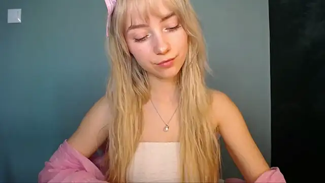 LuciaYoung online show from April 25, 1:41 pm