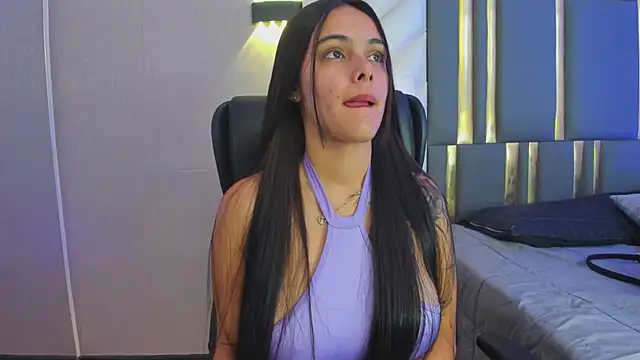 ChloeHarper  online show from April 27, 11:51 am