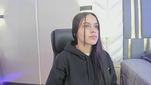 ChloeHarper  online show from April 17, 11:45 am