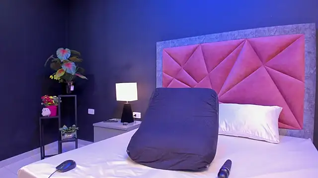 mia milff online show from April 21, 7:10 pm