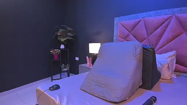 mia milff online show from April 24, 7:27 pm