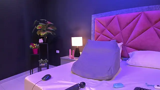 mia milff online show from April 26, 6:49 pm