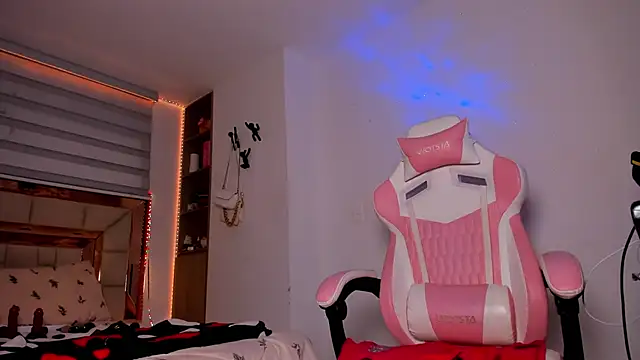 andreafernandz online show from March 5, 1:34 am