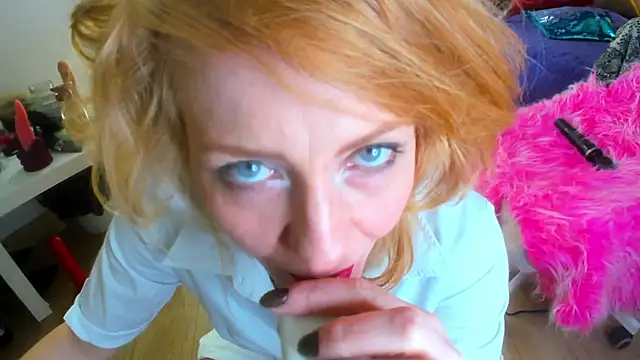 Snapshot of SquirtyAlisa chatting on October 17, 11:30 pm SquirtyAlisa online show from October 17, 11:30 pm