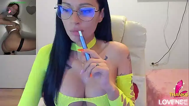 kissnicol32 online show from June 14, 3:23 pm