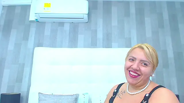 LeahMillerr online show from December 3, 1:35 pm