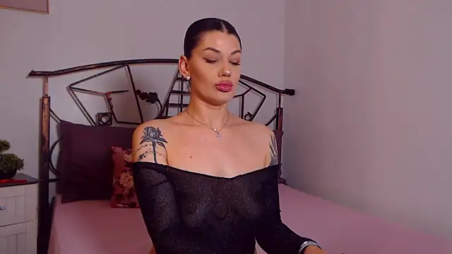 YvonneEverlee online show from April 22, 7:33 pm