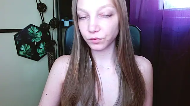 EmillyPlay online show from April 22, 2:03 pm