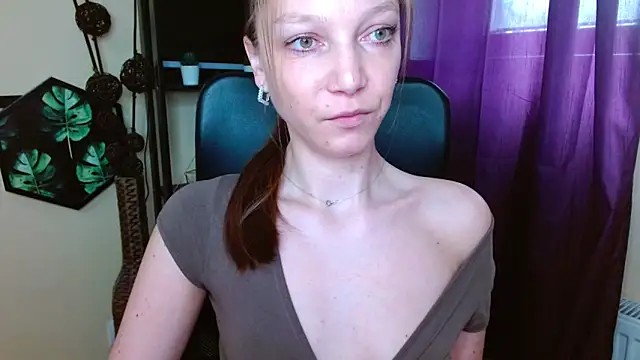 EmillyPlay online show from April 14, 9:09 am