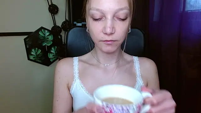 EmillyPlay online show from April 21, 5:36 am