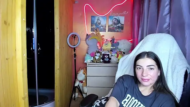 Fiery Brunette  online show from March 28, 8:36 am