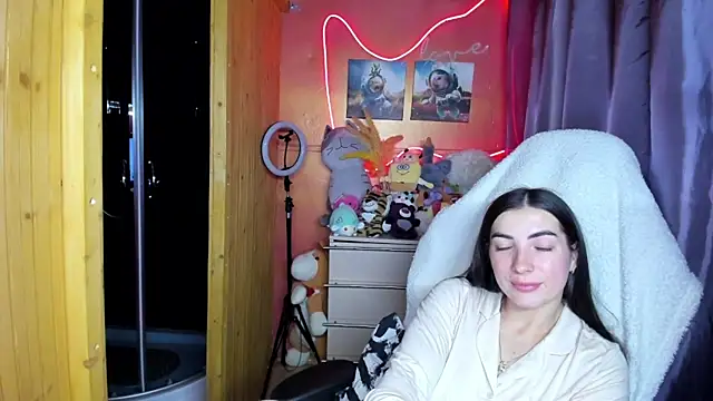 Fiery Brunette  online show from April 25, 2:14 pm