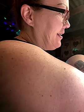 fatfabulous1981 online show from October 1, 4:28 am