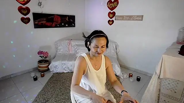 Latin Lola online show from April 23, 8:00 pm