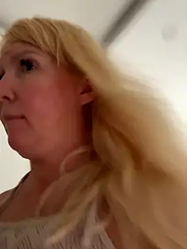 EmmaInLove23 online show from September 20, 6:01 am