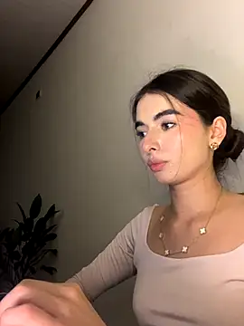 Coralinee 01 online show from December 18, 2:38 am