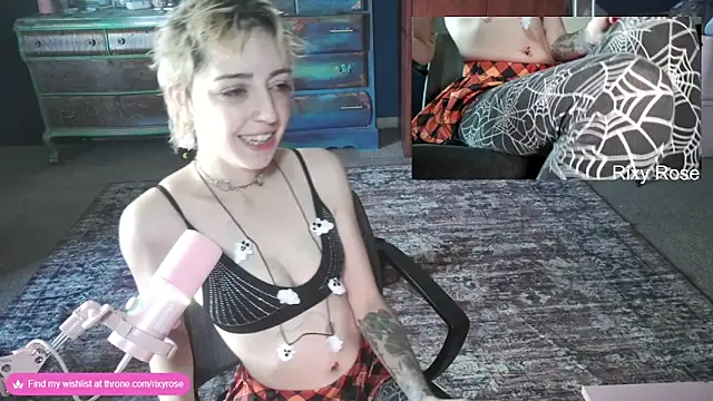 Trixyrose online show from October 31, 2:32 pm