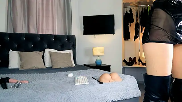 InvitingTina online show from March 21, 8:19 am