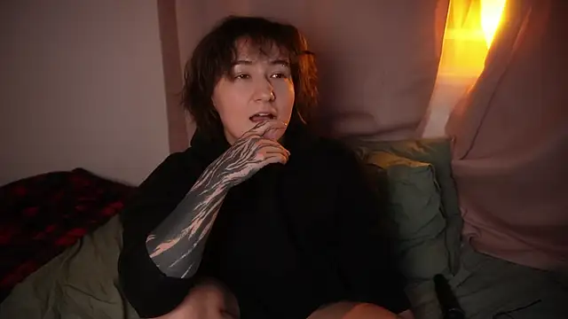 Megan  Hart online show from April 26, 11:35 pm